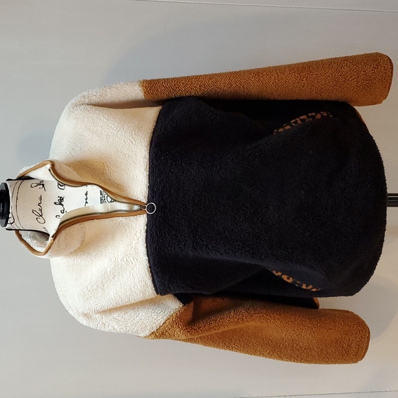 Tops - HOT 🔥 Women's Leopard Sherpa Fleece Pullover LARGE CUTE!!!